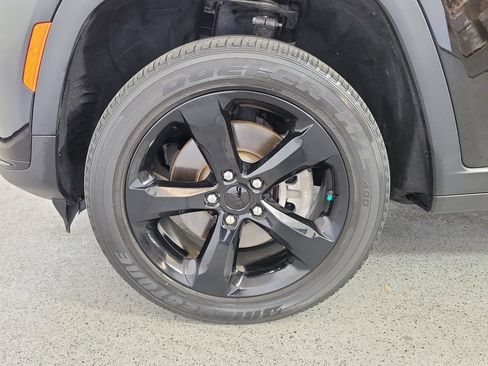 Used 2024 Jeep Grand Cherokee L Altitude RWD image 9