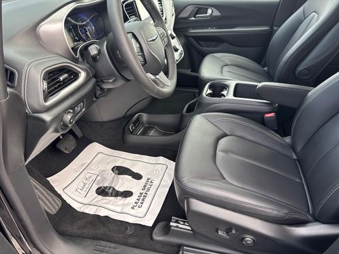 New 2026 Chrysler Pacifica Select FWD image 9