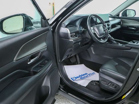 Used 2025 Toyota Grand Highlander AWD image 3