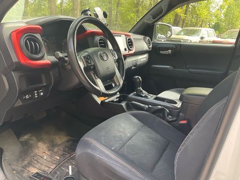 Used 2017 Toyota Tacoma TRD Sport image 15