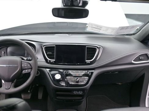 Used 2024 Chrysler Pacifica Limited FWD image 24