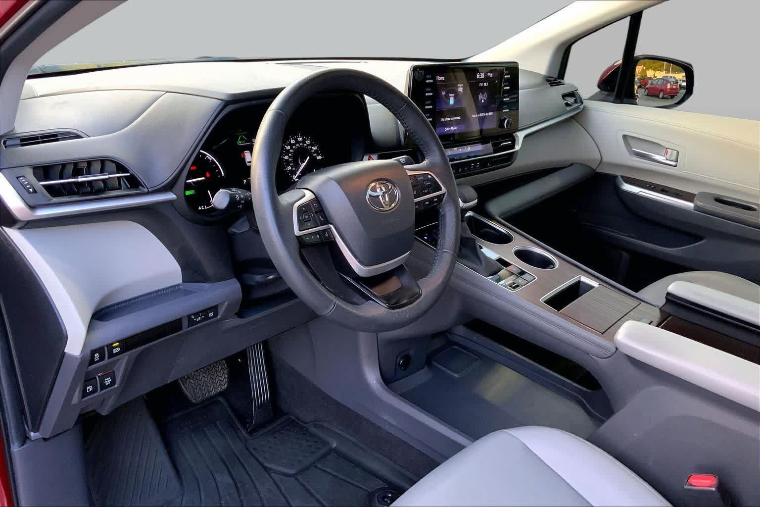 Used 2024 Toyota Sienna XLE FWD image 15
