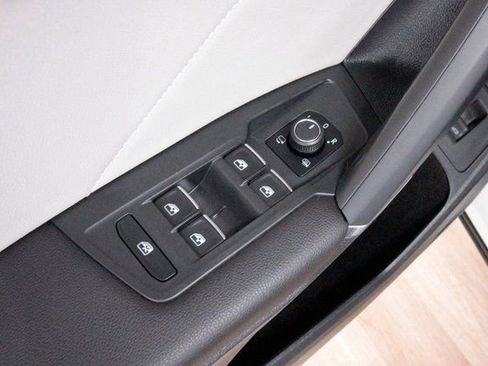 Used 2018 Volkswagen Tiguan SEL Premium image 12