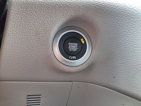 Used 2023 Chrysler Pacifica Touring-L FWD image 13