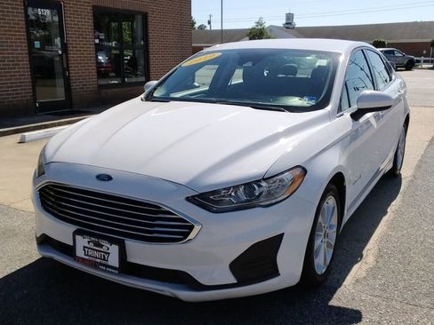 Used 2019 Ford Fusion SE FWD image 1