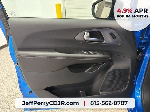 New 2026 Chrysler Pacifica Select w/ S Appearance Package FWD image 8