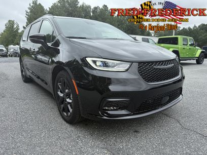 New 2026 Chrysler Pacifica Limited w/ S Appearance Package
