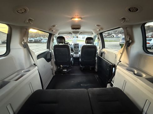 Used 2015 Dodge Grand Caravan SXT image 34