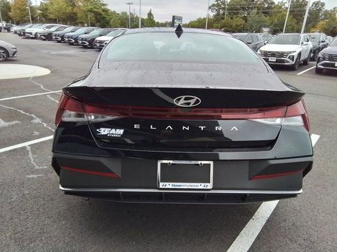 Certified 2025 Hyundai Elantra SE image 6