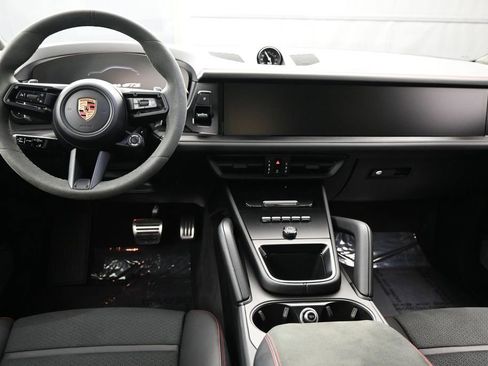 Certified 2025 Porsche Cayenne GTS AWD/4WD image 8
