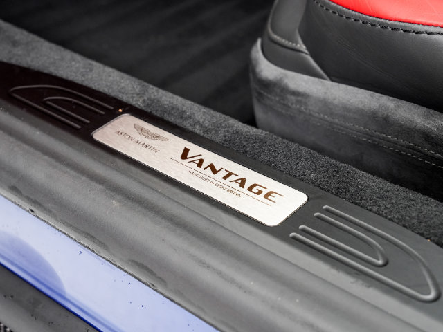Used 2022 Aston Martin V8 Vantage Roadster RWD image 13