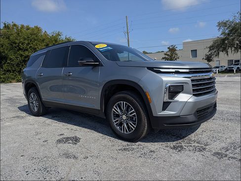 Certified 2025 Chevrolet Traverse LT w/ Driver Confidence Package FWD image 2