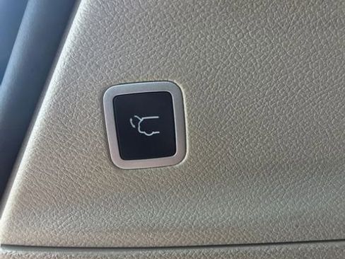 Used 2023 Chrysler Pacifica Limited FWD image 12
