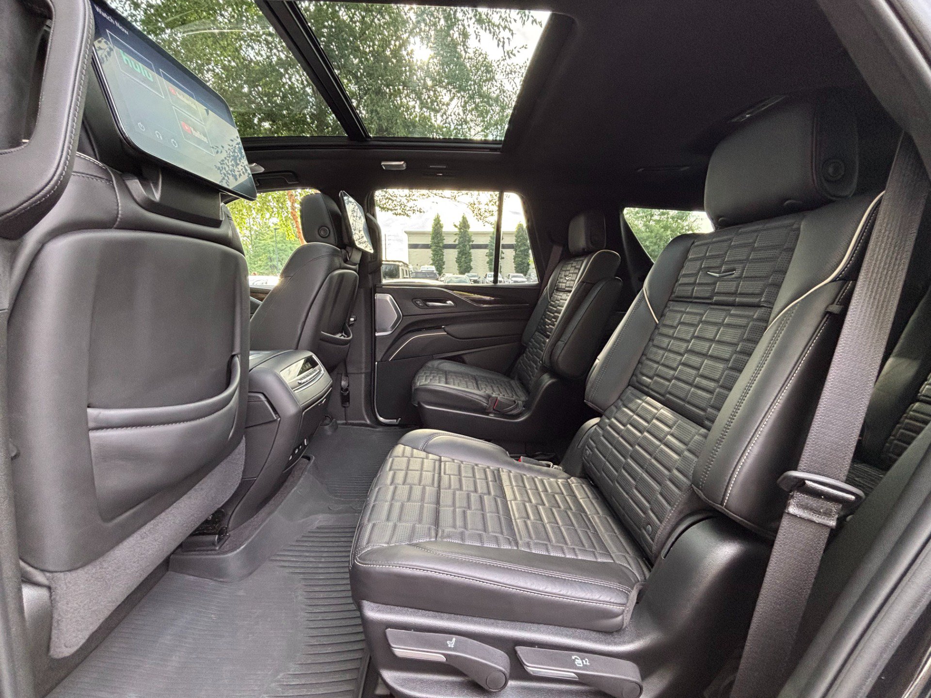 Used 2024 Cadillac Escalade Premium Luxury Platinum AWD/4WD image 27