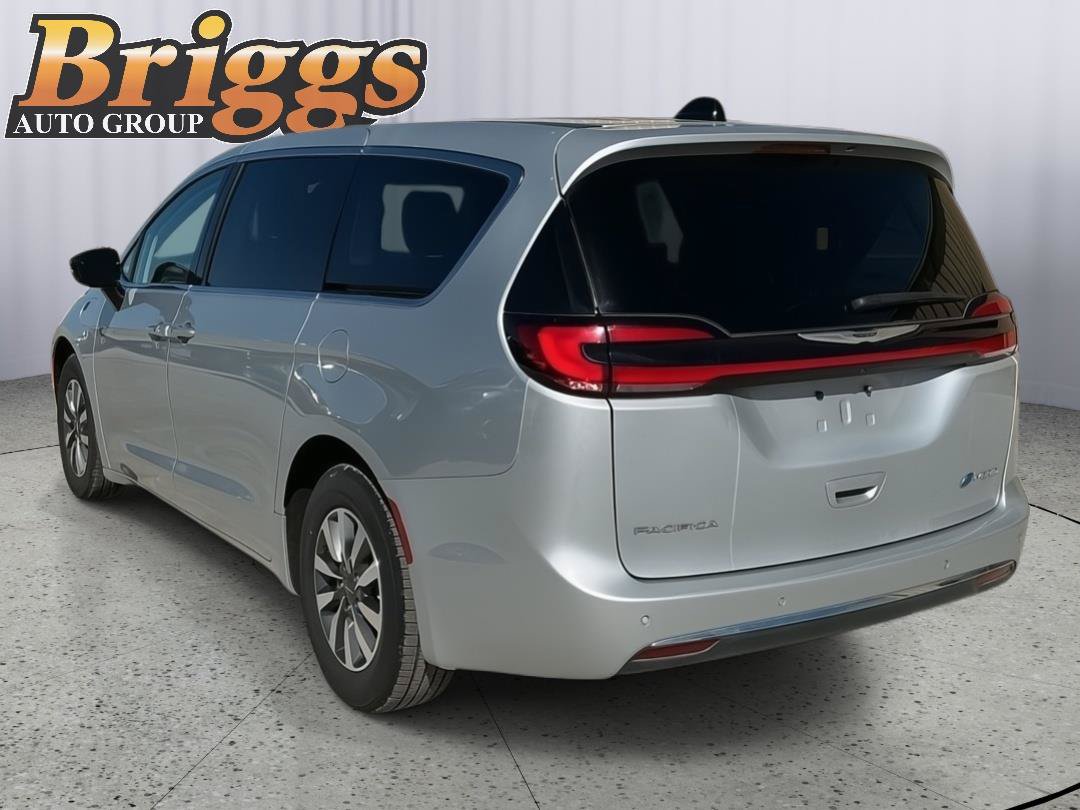 Used 2024 Chrysler Pacifica Limited FWD image 3