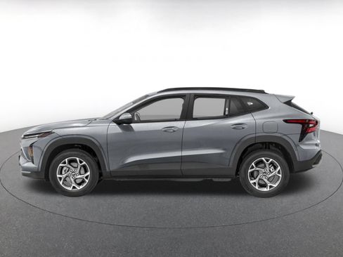 Used 2025 Chevrolet Trax LT FWD image 3