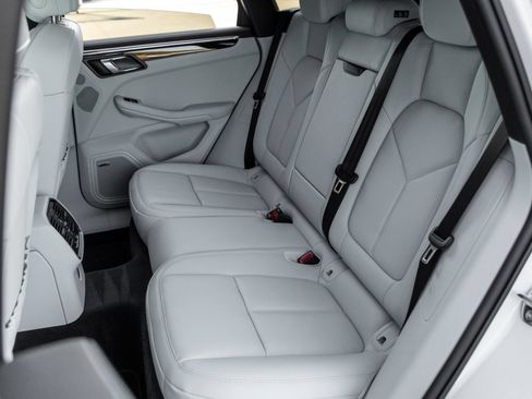 Certified 2026 Porsche Macan AWD/4WD image 33