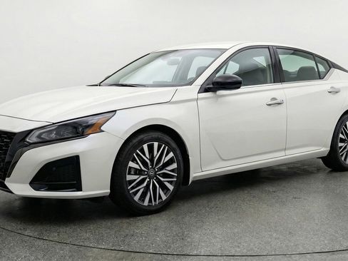 Used 2025 Nissan Altima 2.5 SV image 3