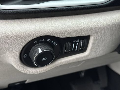 Used 2023 Chrysler Pacifica Touring-L FWD image 28