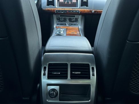 Used 2015 Jaguar XF Premium RWD image 37