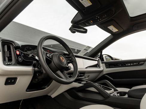 New 2025 Porsche Cayenne E-Hybrid Coupe AWD/4WD image 4