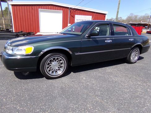Used 2002 Lincoln Town Car Signature image 1