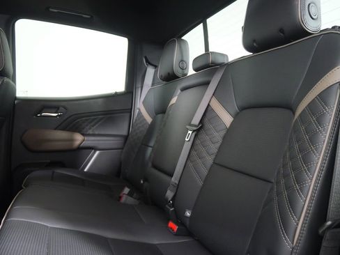 Used 2024 GMC Canyon Denali AWD/4WD image 16