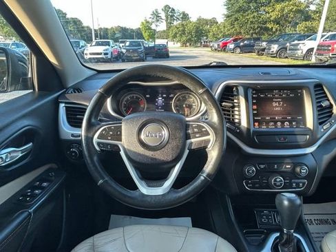 Used 2017 Jeep Cherokee Limited image 19