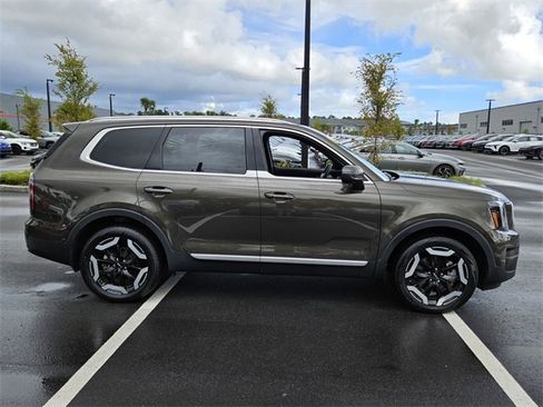 Used 2024 Kia Telluride EX w/ EX Captain's Chair Package image 15