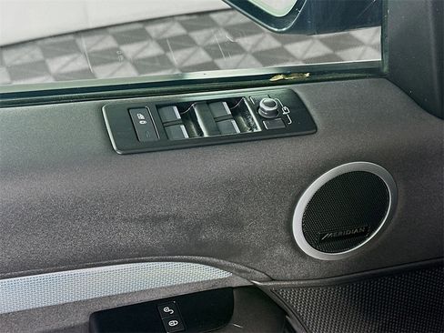Used 2020 Land Rover Discovery Landmark image 24