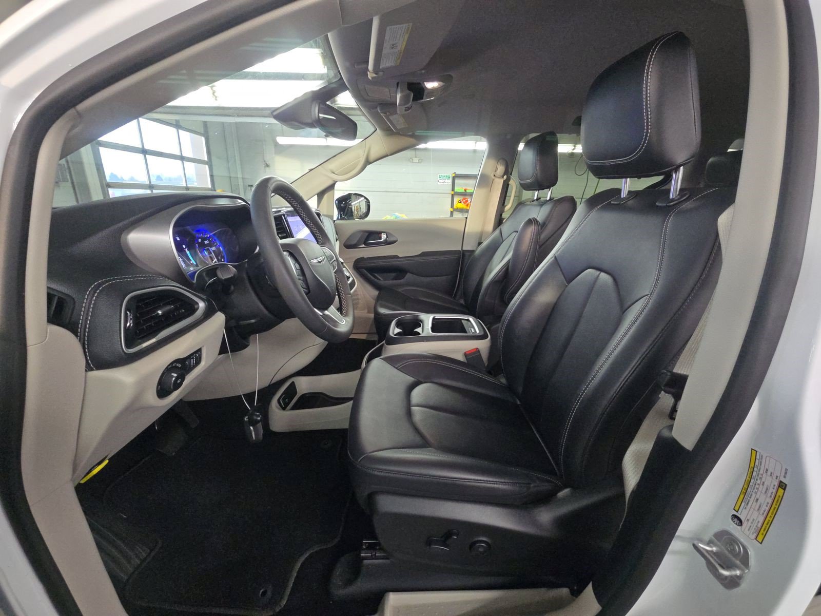 Used 2024 Chrysler Pacifica Touring-L FWD image 7