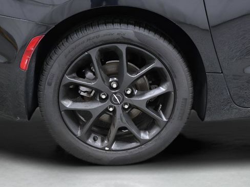 Used 2025 Chrysler Pacifica Limited FWD image 37