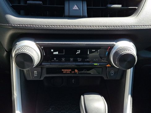 Used 2022 Toyota RAV4 LE image 15