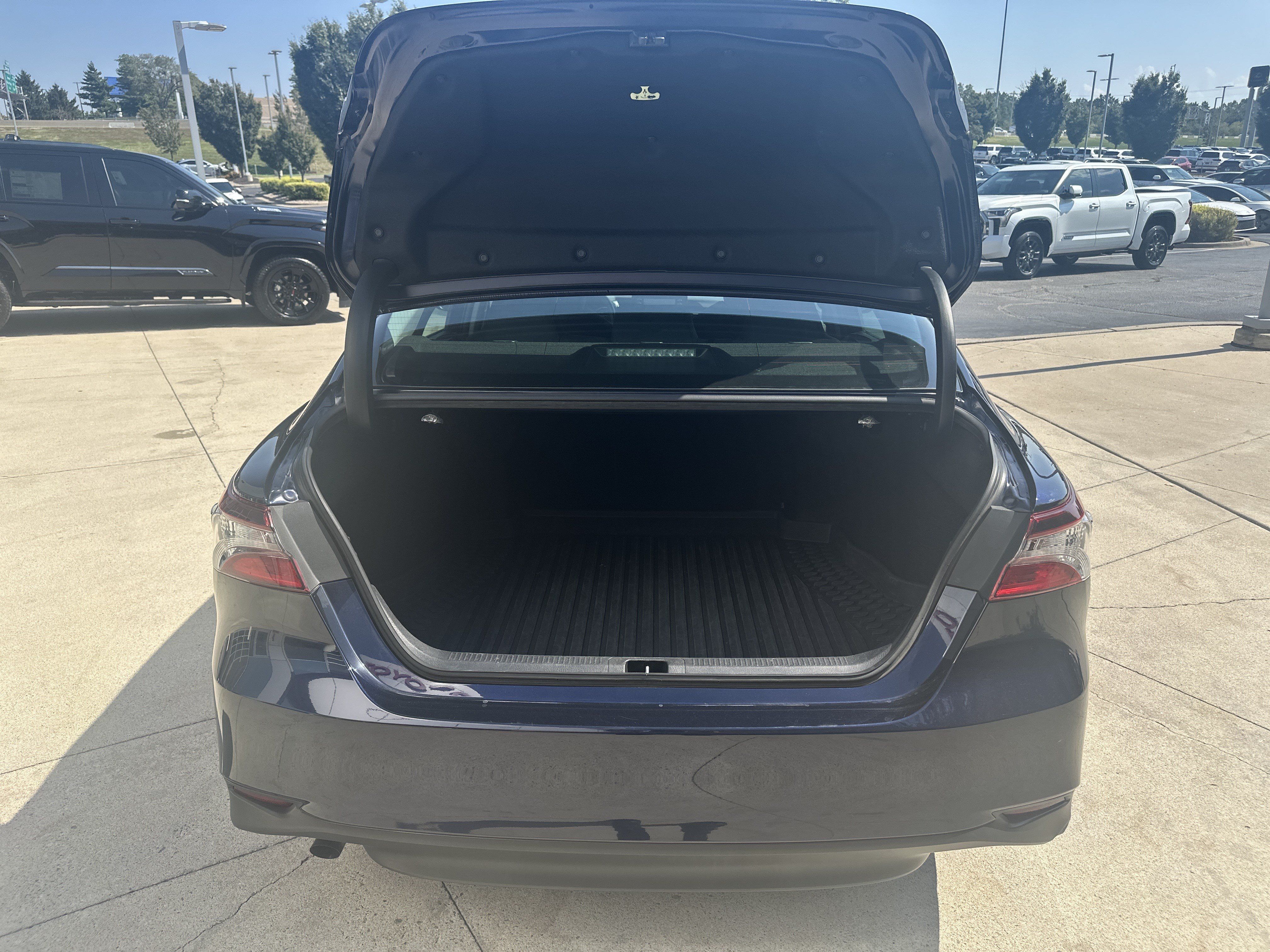 Used 2022 Toyota Camry LE FWD image 30