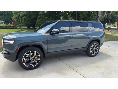 Used 2026 Rivian R1S Premium AWD/4WD image 1