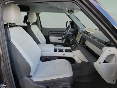 Used 2025 Land Rover Defender 90 S image 8