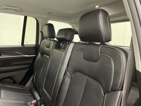 Used 2023 Jeep Grand Cherokee Limited image 17
