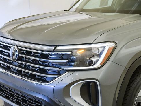 Used 2025 Volkswagen Atlas SE FWD image 9