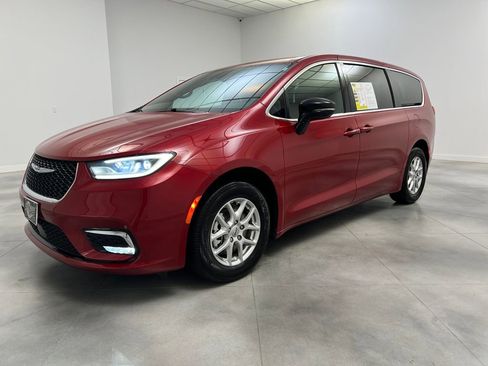 Used 2025 Chrysler Pacifica Select FWD image 3