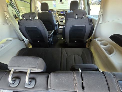 Used 2017 Chrysler Pacifica LX FWD image 28