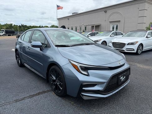 Used 2023 Toyota Corolla SE w/ SE Premium Package FWD image 4