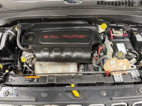 Used 2017 Jeep Renegade Latitude w/ Popular Equipment Group AWD/4WD image 30