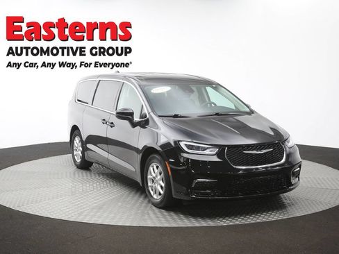 Used 2023 Chrysler Pacifica Touring-L FWD image 52
