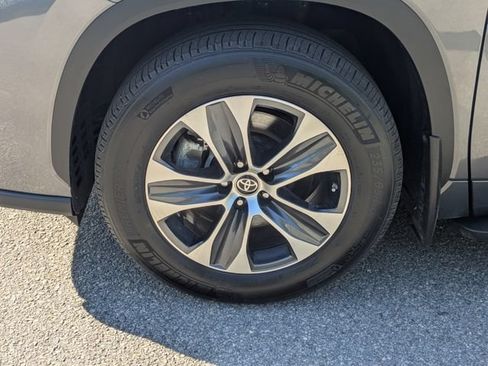 Certified 2024 Toyota Highlander XLE AWD/4WD image 16