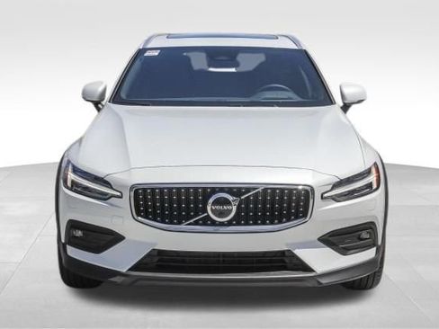 New 2025 Volvo V60 B5 Cross Country Ultra w/ Climate Package AWD/4WD image 2