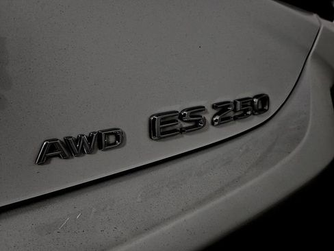 Certified 2024 Lexus ES 250 w/ Premium Package image 32