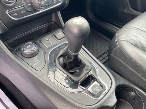 Used 2019 Jeep Cherokee Limited image 11