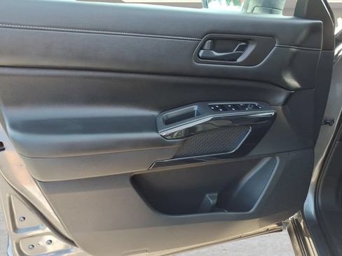 Used 2025 Nissan Pathfinder S AWD/4WD image 16