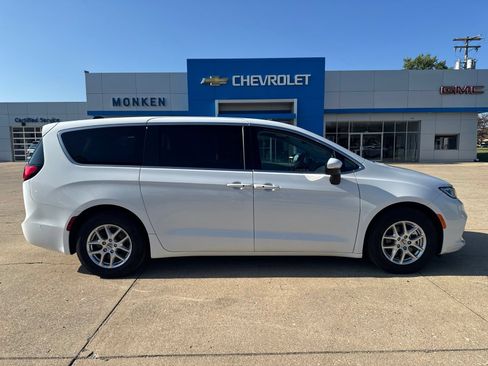 Used 2023 Chrysler Pacifica Touring-L FWD image 2