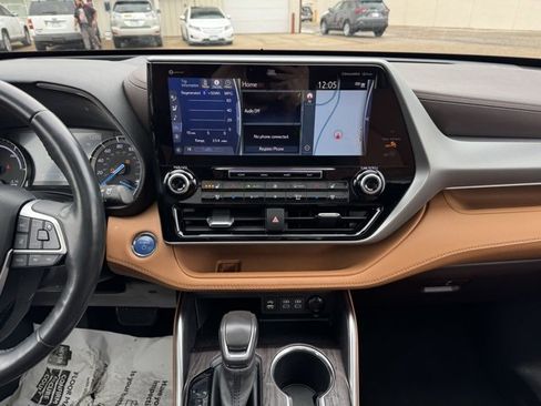 Certified 2022 Toyota Highlander Platinum image 2